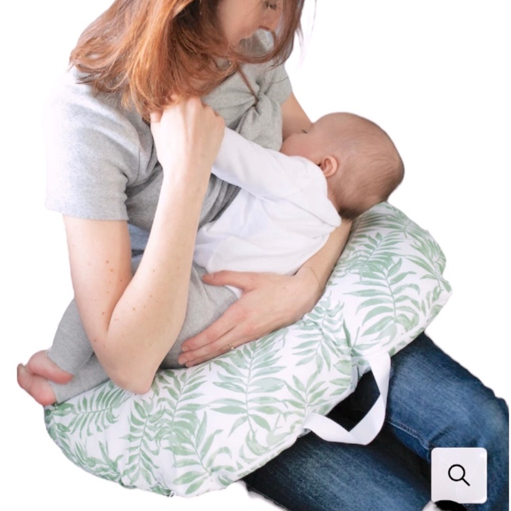 Perlimpinpin nursing pillow with white and blue print cotton cover